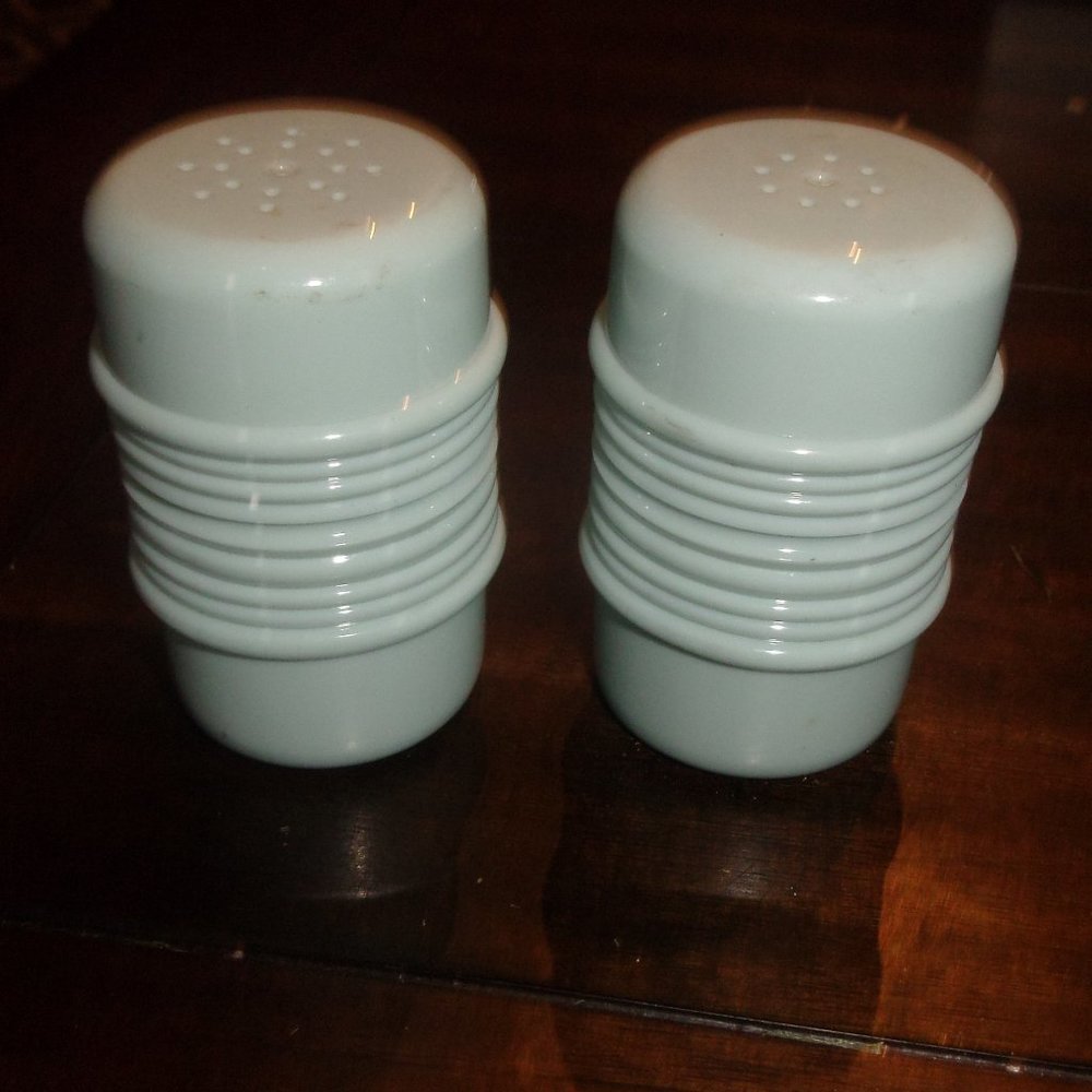 Salt pepper shakers set plastic blue ribbed